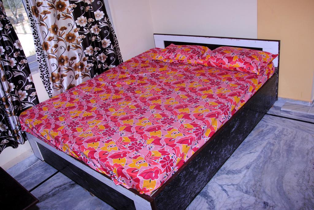 Meru Palace Guest House And Restaurant Tonk Ngoại thất bức ảnh