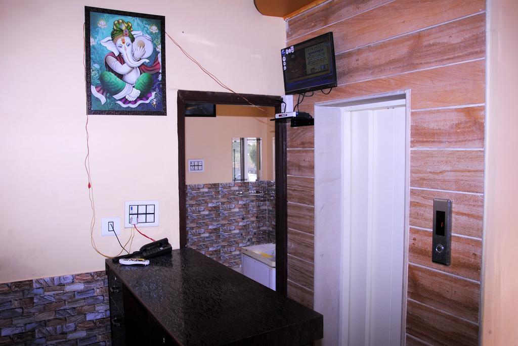 Meru Palace Guest House And Restaurant Tonk Ngoại thất bức ảnh
